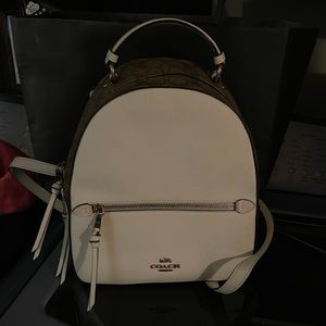 New carried for three months. No sign of wear and tar. Very cute and stylish.